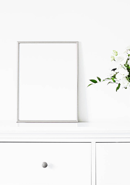 Zilverkleurig frame op wit meubilair, luxe huisdecoratie en design voor mockup, posterdruk en printbare kunst, online shop showcase - Foto, afbeelding