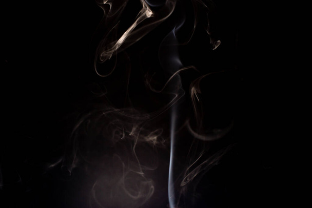 σύννεφο λευκού καπνού σε μαύρο φόντο - Φωτογραφία, εικόνα