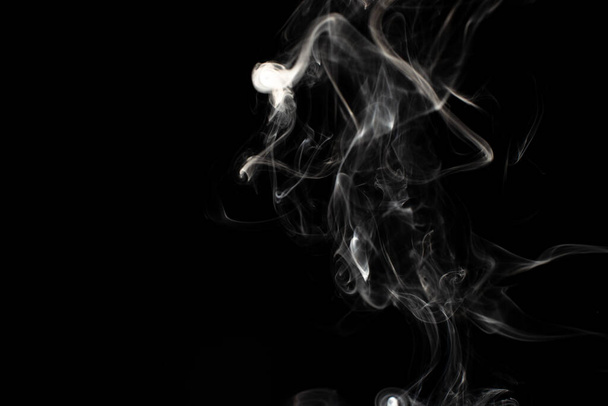 cloud of white smoke on black background - Foto, afbeelding