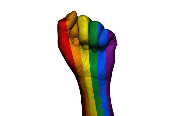ЛГБТ-гей-гордость радужный флаг, нарисованный на сжатом кулаке на белом фоне. Концепция ЛГБТ-борьбы. - Фото, изображение