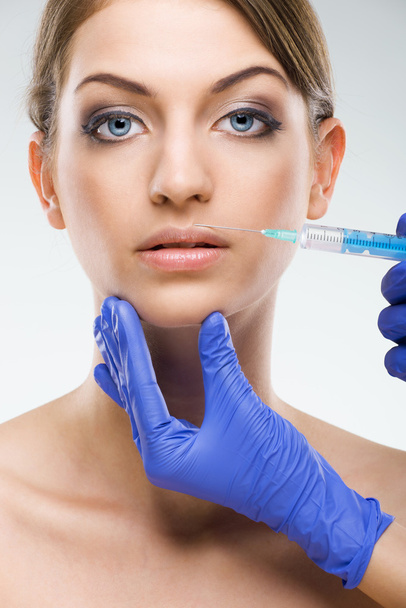 Красивое безупречное женское лицо пластическая хирургия губы увеличение
 - Фото, изображение