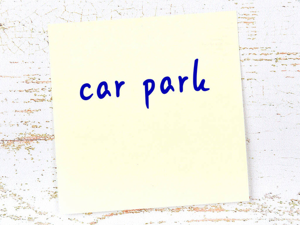 Koncept připomenutí o parkovišti. Žlutý lepicí list papíru na dřevěné stěně s nápisem - Fotografie, Obrázek