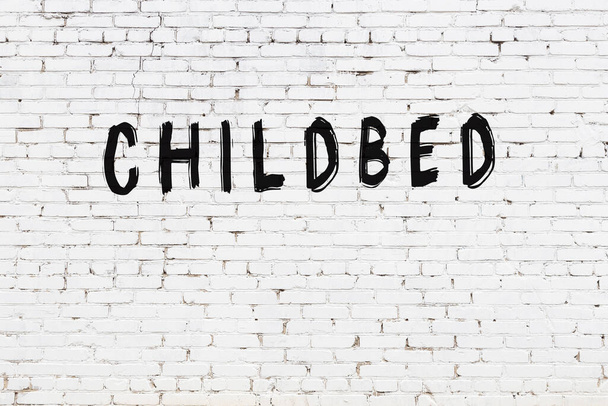 Bílá cihlová zeď s nápisem dětská postýlka ručně psaná černou barvou - Fotografie, Obrázek