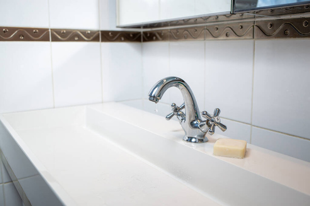 grifo del lavabo del cromo, válvula de agua en el interior del cuarto de baño - Foto, Imagen