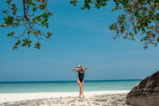 Donna in bikini alla spiaggia tropicale. donna godere della spiaggia - Foto, immagini