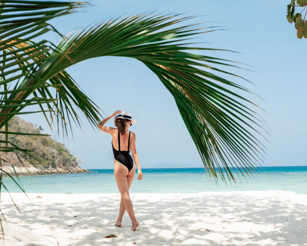 Nő bikini a nyári vakáció érintetlen trópusi strand szabadban - Fotó, kép