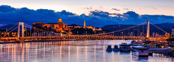Budapest éjszaka, Erzsébet híd a Dunán, éjszakai fények visszaverődése a vízen, panoráma felvétel - Fotó, kép