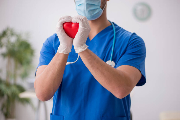 Mladý lékař kardiolog pracující na klinice během pand - Fotografie, Obrázek