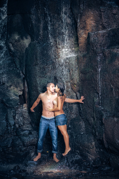 Couple kissing under waterfall - Photo, Image