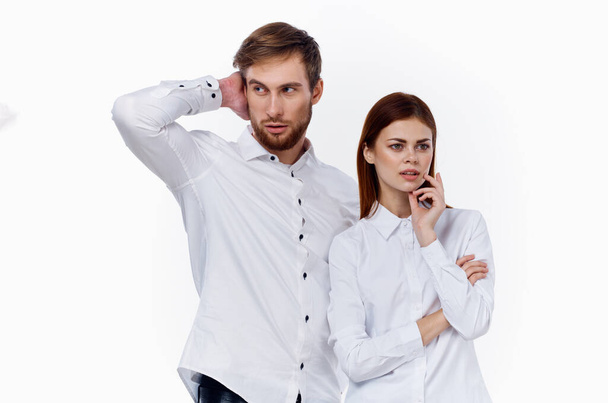 homem e mulher de camisas brancas estão de pé ao lado uns dos outros sorrir comunicação família - Foto, Imagem
