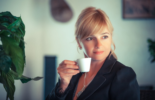 jonge vrouw met koffie - Foto, afbeelding