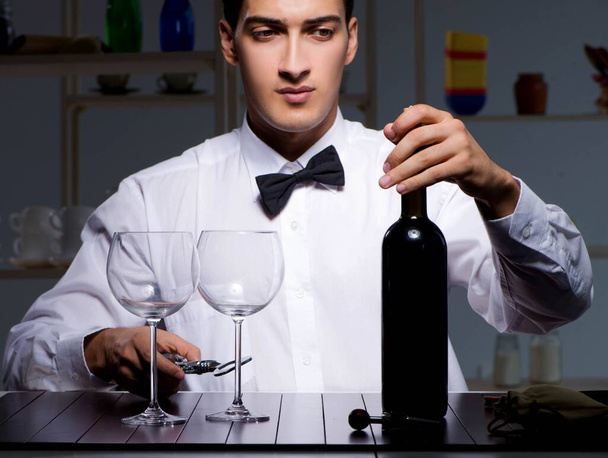 Degustazione sommelier professionale vino in ristorante - Foto, immagini