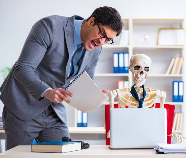 Angry boss yelling at his skeleton employee - Foto, Imagem