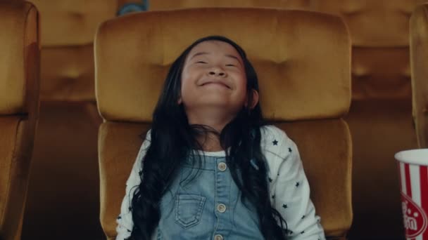 Çekici, neşeli Asyalı kız sinemada film izlerken gülüyor. Yaşam tarzı eğlence konsepti. - Video, Çekim