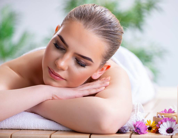 Woman during massage session in spa - Fotografie, Obrázek