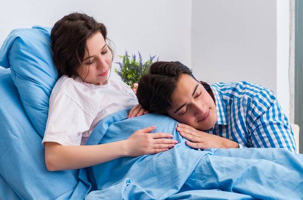 Huolehtiva rakastava aviomies vierailevat raskaana vaimo sairaalassa - Valokuva, kuva