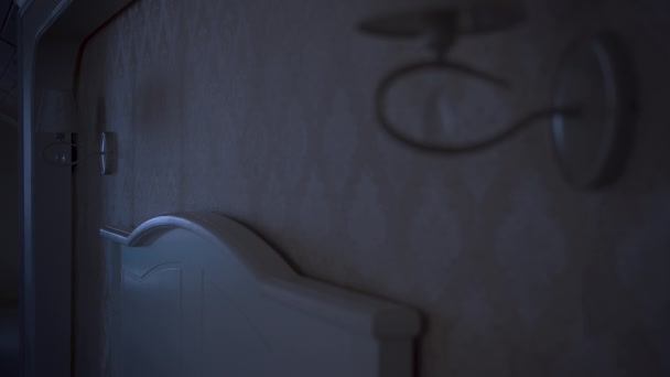 Yatak odasındaki yatağın başındaki adam yakındaki gece lambasını yakıyor. - Video, Çekim