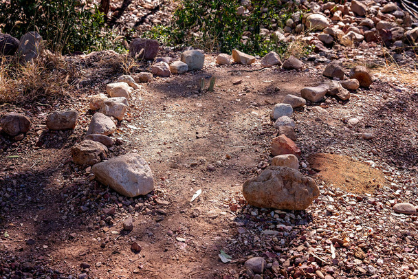 Kameny umístěné v hrubém kruhu na zkamenělých polích mezi vyhledávacími místy - Fotografie, Obrázek
