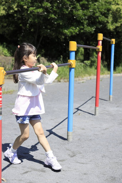 Japon öğrenci kız yüksek çıtayla oynuyor (6 yaşında)) - Fotoğraf, Görsel