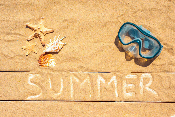 Banner de verão com a palavra "verão", conchas, máscara de natação em um fundo arenoso. Flatlay, vista de cima. Fundo de verão. - Foto, Imagem
