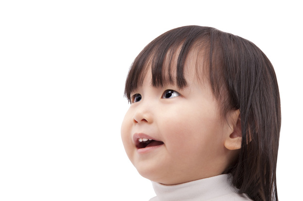 Asiatique petite fille regardant et souriant isolé sur fond blanc
 - Photo, image