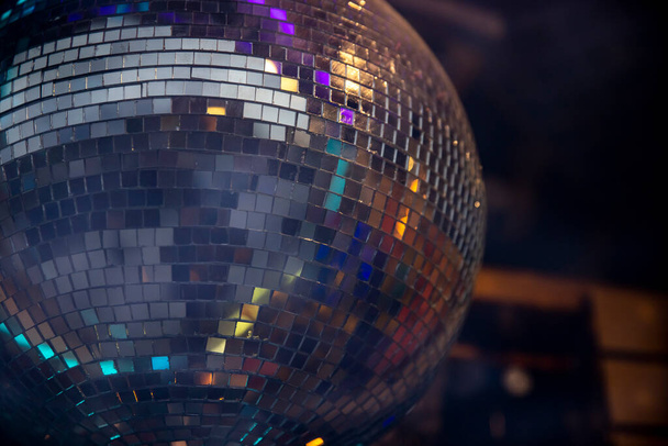 крупним планом блискучий диско-куля з темним фоном
 - Фото, зображення