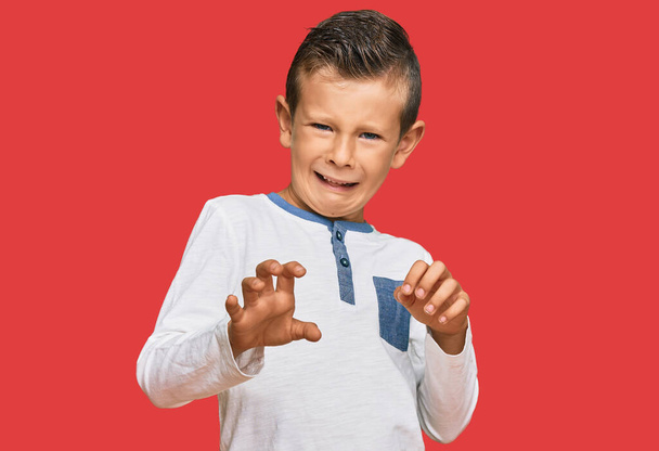 Entzückende kaukasische Kind in lässiger Kleidung angeekelten Ausdruck, unzufrieden und ängstlich dabei Ekel Gesicht, weil Abneigung Reaktion. mit erhobenen Händen  - Foto, Bild