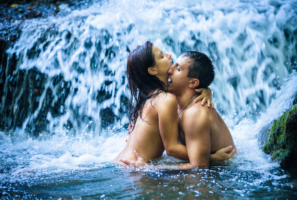 Couple under waterfall - Foto, imagen