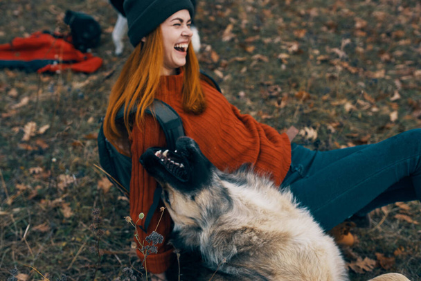 Neşeli kadın turist köpek doğasıyla oynuyor. Temiz hava. - Fotoğraf, Görsel