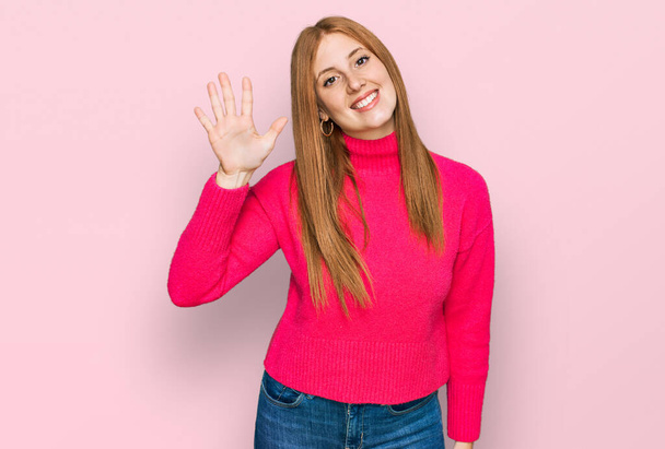 Fiatal ír nő alkalmi ruhát visel mutatja, és felmutat ujjaival száma 5, miközben mosolygós magabiztos és boldog.  - Fotó, kép