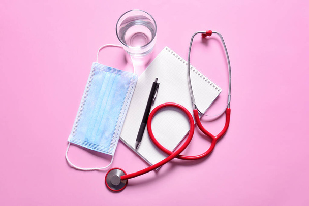 Komposition mit modernem Stethoskop auf farbigem Hintergrund - Foto, Bild