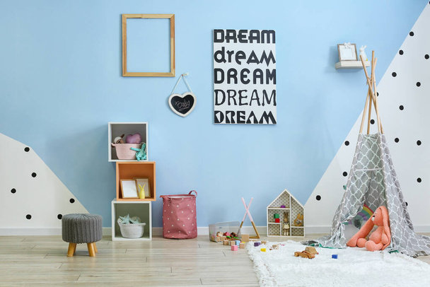 Tyylikäs sisustus moderni lastenhuone - Valokuva, kuva