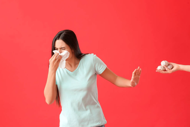 Молода жінка з харчовою алергією на кольоровому фоні
 - Фото, зображення