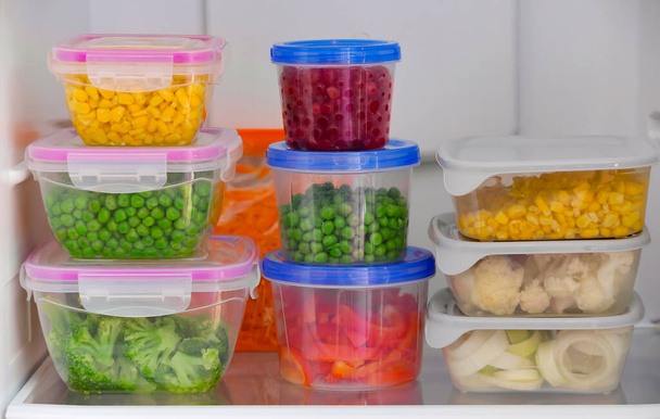 Buzdolabında sebze olan plastik kaplar. - Fotoğraf, Görsel