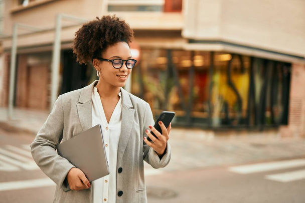 Young african american businesswoman smiling happy using smartphone at the city. - Φωτογραφία, εικόνα