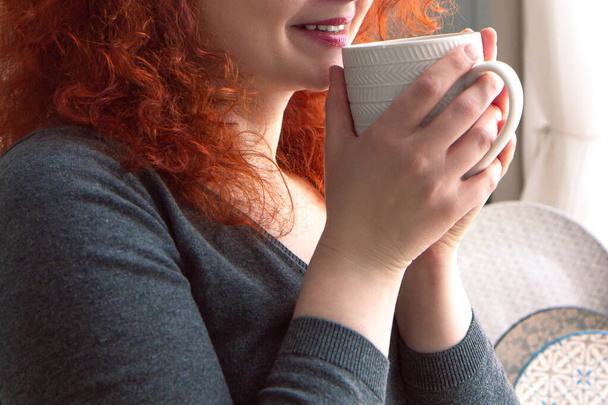 Woman drinking coffee on the kitchen in the morning - Foto, Bild