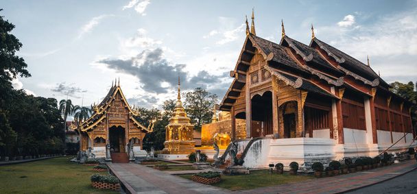 Golden Thai temples and pagodas,Wat Phra Singh chiangmai - Foto, Bild