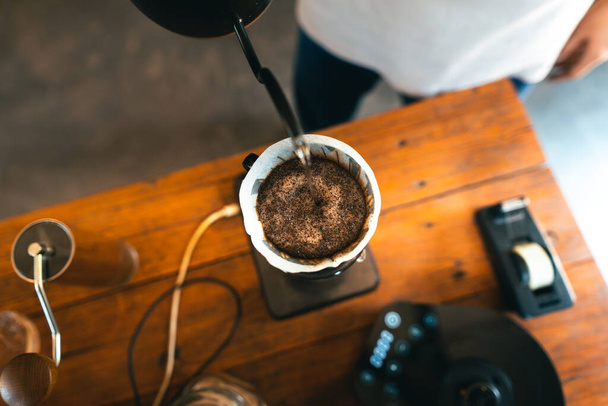 ドリップコーヒー、フィルター付きコーヒー地面に水を注ぐバリスタ、醸造コーヒー - 写真・画像