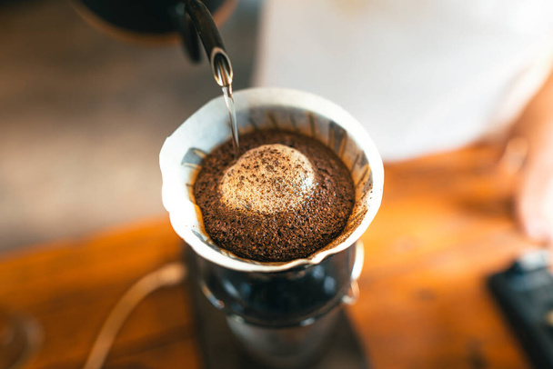 ドリップコーヒー、フィルター付きコーヒー地面に水を注ぐバリスタ、醸造コーヒー - 写真・画像