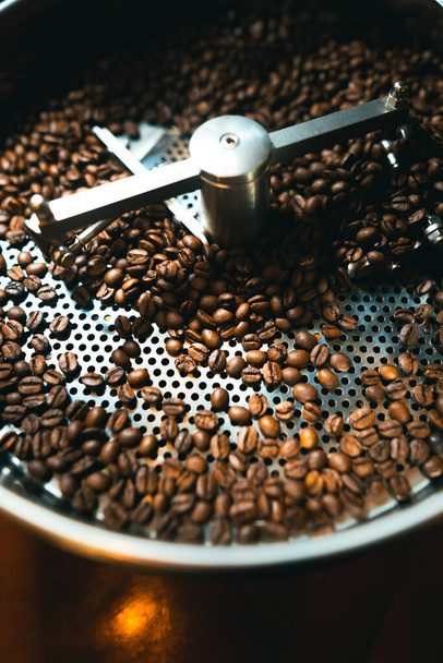 Coffee roasted in the machine at a coffee shop - Φωτογραφία, εικόνα