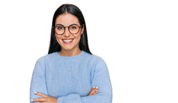 Mujer hispana joven con ropa casual y gafas de cara feliz sonriendo con los brazos cruzados mirando a la cámara. persona positiva.  - Foto, Imagen
