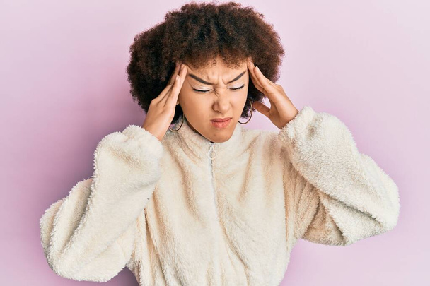 Jeune fille hispanique portant des vêtements décontractés avec la main sur la tête, maux de tête parce que le stress. migraine souffrant.  - Photo, image