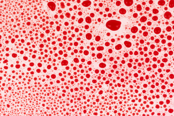 白い背景のテクスチャに血が落ちる。赤い水の泡は - 写真・画像