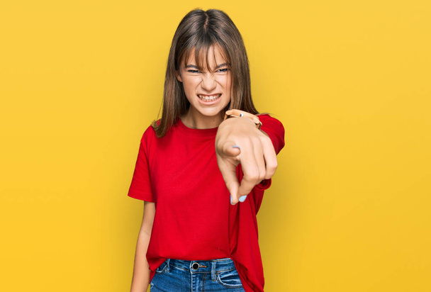 tiener Kaukasisch meisje dragen casual rood t shirt wijzend ontevreden en gefrustreerd naar de camera, boos en woedend op u  - Foto, afbeelding