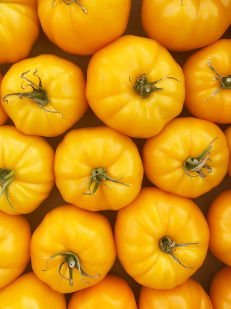 красные и желтые помидоры в коробках на фермерском рынке. - Фото, изображение