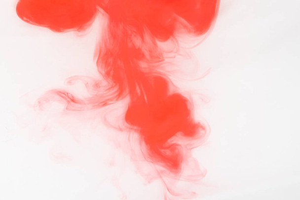 Manchas sangrientas en la textura del fondo de agua. ensangrentada. Fondo de humo rojo. acuarela en fondo de agua rojo. tinta de movimiento rojo en agua - Foto, imagen