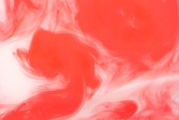 Manchas sangrientas en la textura del fondo de agua. ensangrentada. Fondo de humo rojo. acuarela en fondo de agua rojo. tinta de movimiento rojo en agua - Foto, imagen