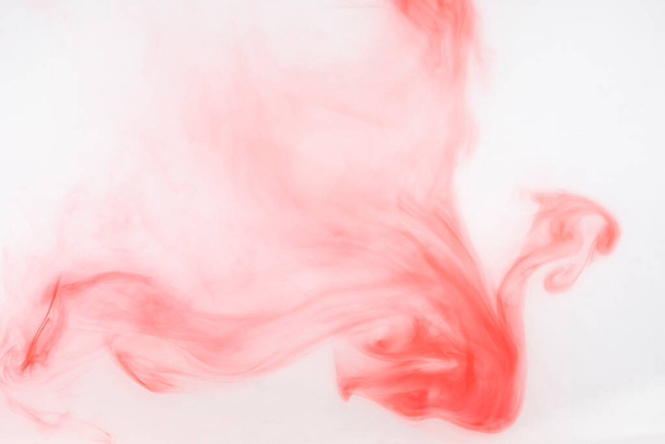 Αίμα λεκέδες στο νερό υφή φόντου. Βρωμοκοπάει. Κόκκινο φόντο καπνού. υδατογραφία στο κόκκινο φόντο του νερού. κόκκινο μελάνι κίνησης στο νερό - Φωτογραφία, εικόνα