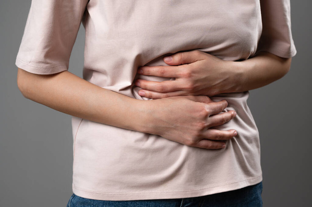 Una donna con indigestione allo stomaco. - Foto, immagini