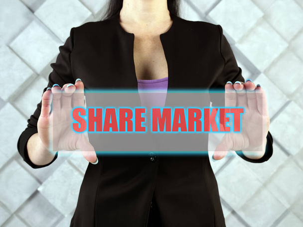 SHARE MARKET Inschrift auf dem Bildschirm. Handel an den Aktienmärkten bedeutet die Übertragung einer Aktie oder eines Wertpapiers von einem Verkäufer auf einen Käufer. - Foto, Bild